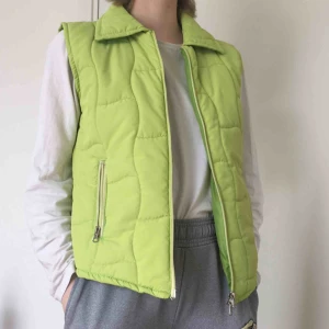  - 🌱möter bara upp i Stockholm🌱 Ljusgrön väst, vet inte strl men tror S 55 cm lång, 45 cm bred