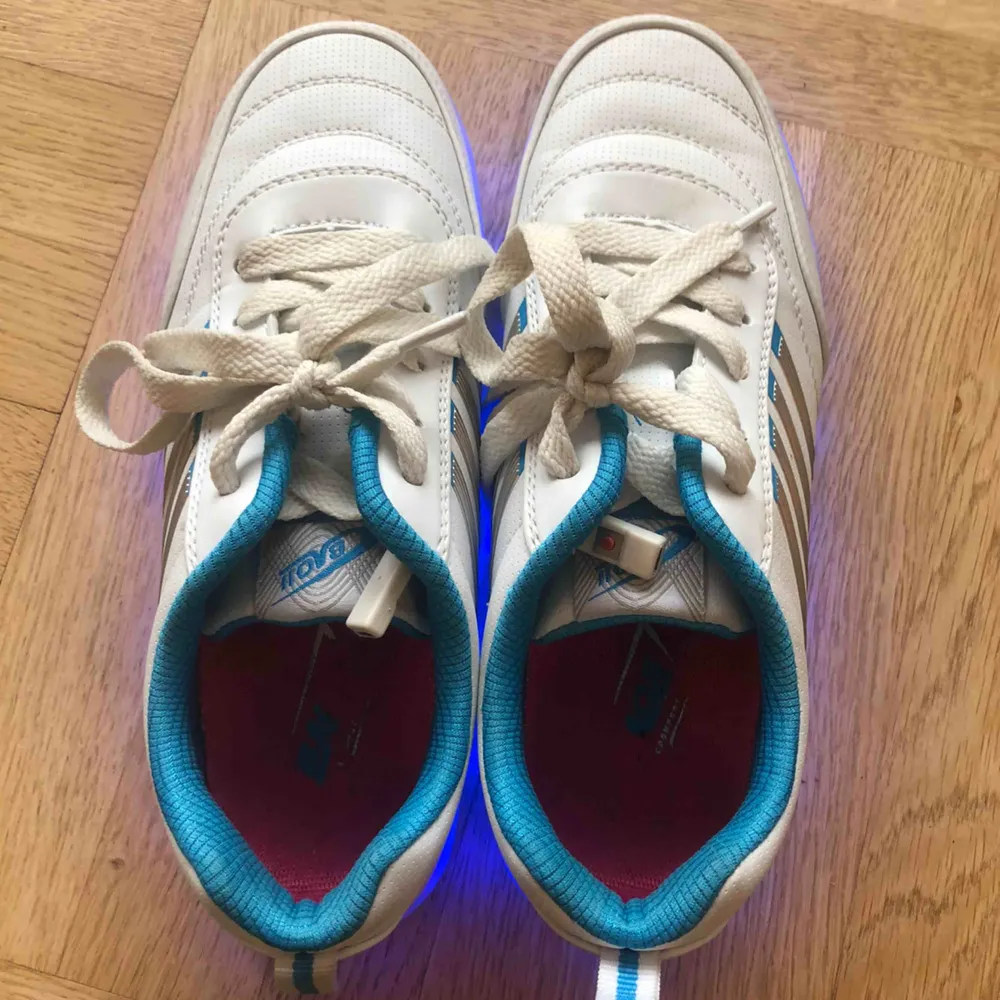 Supercoola vita sneakers med ljus. Det går att ändra färg eller ha släckta. Säljs med tillhörande laddare.  Skicka meddelade för mer info eller bilder! . Skor.