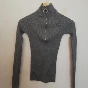 Ribbad grå tröja - Fin ribbad grå tröja från Gina Tricot. Frakt tillkommer