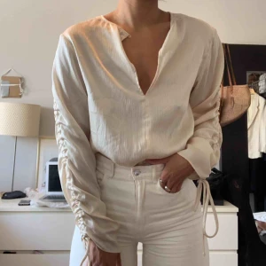 Krämfärgad blus - Krämfärgad blus med snygga rymkdetaljer som går att justera 🌟