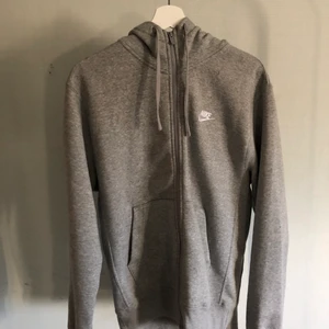 Nike tröja s - Strlk s sitter bra på mig som är 177. Skicket är bra inte så mycket använd. Nypris 600 kr