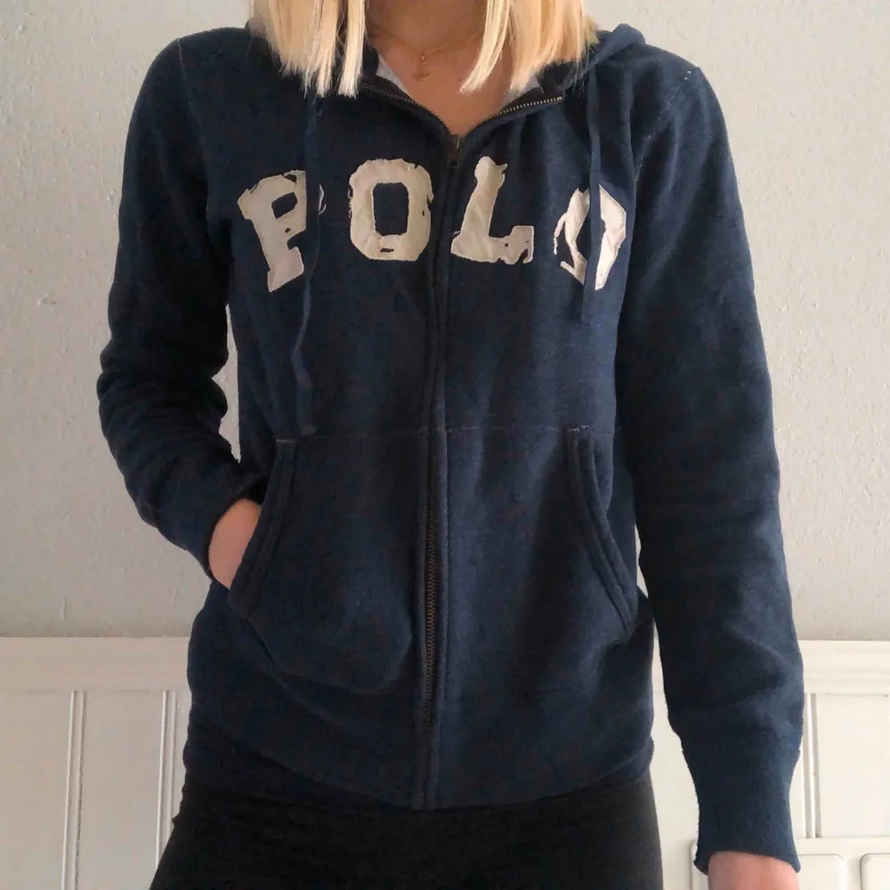 Säljer mörkblå supermysig hoodie från Polo Ralph Lauren. Bra skick, använd fåtal gånger! Nypris > 1000kr.. Hoodies.