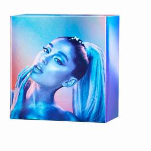 Helt oöppnad . Ariana Grande parfym  Nypris för en 400kr. Säljar en för 200kr.eller både för 350kr.  Hämtas i Malmö. Kan även skick men köparna står för frakten 