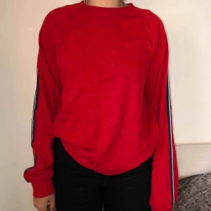 - Röd longsleeve från Lindbergh White i strl M. Har blå/vit rand längst ärmarna. Väldigt mjuk och faller skönt på kroppen! Använd 2 ggr. Köparen står för ev frakt!🌼