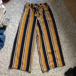  - Sköna byxor från Zara, kortare i modellen och luftiga. Perfekt till sommar och vår. Passar en XS OCH S. Kan postas eller hämtas upp i Täby 💛🌸