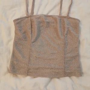 Glitter top  - Från gina tricot. Storlek s. Jättefin med glitter. 