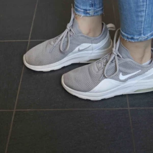 Skor Nike - Säljer dessa nike skor. Köpte dem för cirka 1200 kr. De är tre år gamla men knappt använda. Dem är lite slitna men med tanke på åldern är de bra. Köparen står för frakt!❤️
