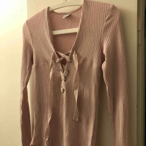  - Rosa tröja med snörning. Storlek S