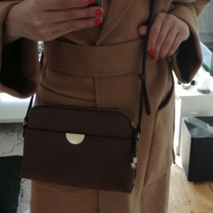 Axelremsväska  - Brun axelremsväska, använts endast ett par gånger. Ordinairepris:199kr. 