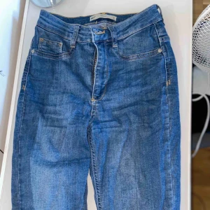  - Ljusblåa jeans som är högmidjade. De är stretchiga och använda mycket men säljer den nu då de är för små för mig :)