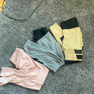  - 3 par träningsbyxor som passar S/M Säljer alla 3 för 150kr  Eller 1 st för 50kr+frakt 