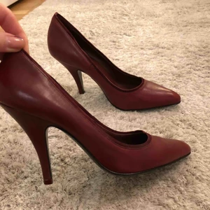  - Snygga högklackade skor 🌹 •Märke Comptoir des cotonniers •Äkta läder •Handmålade •Använda 2 gånger •Bekväma 🚫Djurfritt och rökfritt hem 📍Kan mötes upp i Mölnlycke 📬Kan skickas mot fraktkostnad(63 kr-skicka lätt)