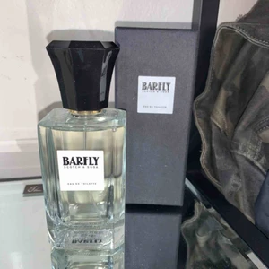  - Barfly parfym - Eau de toilette 100 ml Oöppnad  Nypris: 600 Nu: 400 Funkar för både kvinnor och män