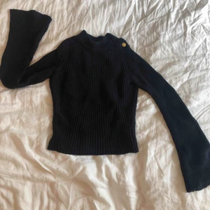  - Supersnygg tröja från hunkydory. Ärmarna är lite flare vilket ger tröjan en snygg detalj. De guldiga knapparna är supersnygga till guldsmycken. 