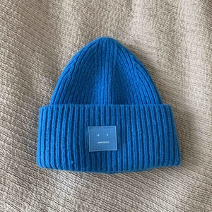  - superfin ljusblå acnemössa! nypris är 1100kr❤️❤️