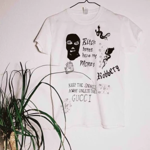  - Har designat denna t-Shirt själv, målat med textilfärg, aldrig använd 🕊 går att maskintvätta i 40 grader. Frakt tillkommer annars kan jag mötas upp i Oskarshamn.