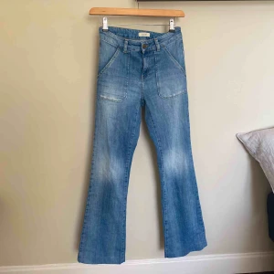  - Bootcut-jeans storlek 26. Köpare står för frakt.