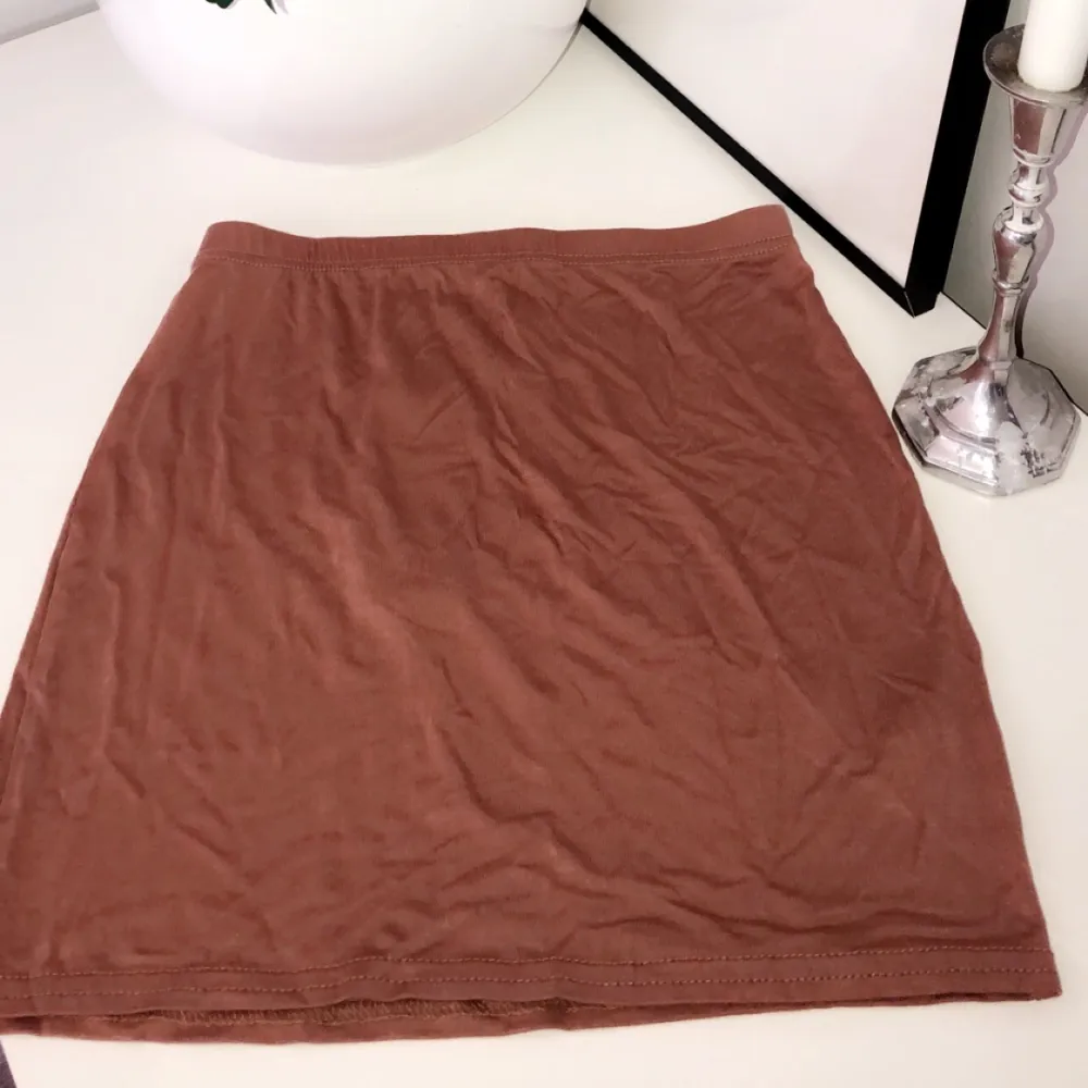Beige kjol från boohoo. 36 cm. Aldrig använd. Frakt ingår🌸. Kjolar.