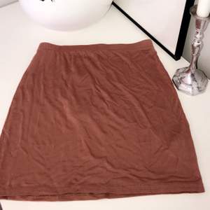 Beige kjol från boohoo. 36 cm. Aldrig använd. Frakt ingår🌸