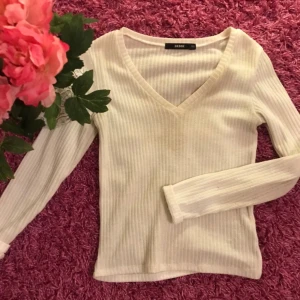  - Långärmad vit tröja från bikbok