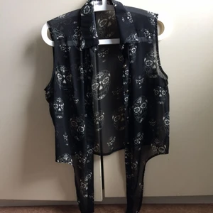  - Superfin top från Paris,med sugarskulls och silverknappar. 