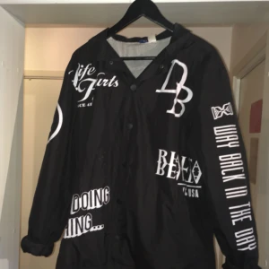  - Snygg vindjacka från hm, köpt för typ 3 år sedan så finns inte kvar någon annanstans. Säljs för har för många.