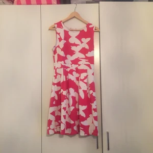  - Sommarklänning i storl s/m stretchbar! Använd fåtal ggr! Hel o fin! 