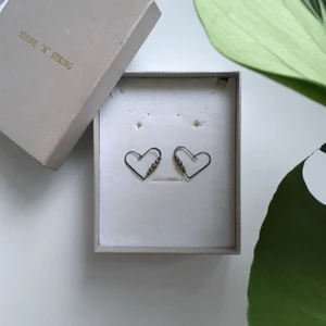  - som stora ringar fast hjärtformade🍀 ask medföljer ej, köparen står för frakten 