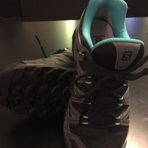  - Skor, stl. 38, dam, 500 kr Salomon Wentwood GTX w 4.5 black. Mkt sparsamt användna. Gore-tex.  Stl 37,5. Innerlängd 230 mm.  Nypris 1199:-. Köparen betalar frakten.
