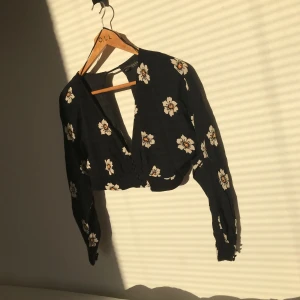  - Blommig topp från Zara som tillsammans med tillhörande byxor (se min andra annons) blir ett fint set!  Står stl L men sitter mer som en M 🌻🌻🌻  öppen rygg (se sista bilden) och i felfritt skick! 