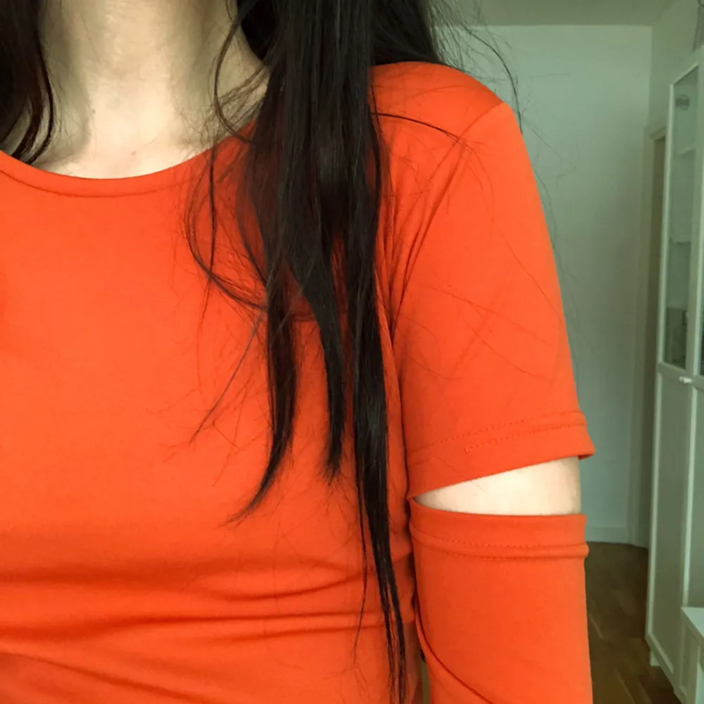 Cool mörkt orange tröja i 100% polyester . Toppar.