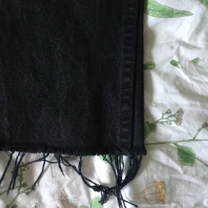  - Vintage Levis jeans. Höga i midja och mom jean modell, ankellånga på mig som är 178 cm. Uppskattar att det är storlek 29/30 i midjan. Säljer då de är lite för stora för mig!