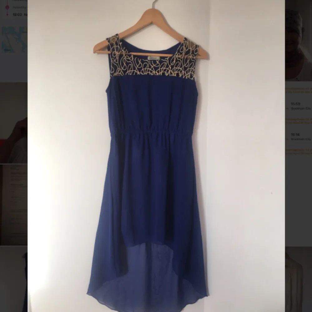 Blå klänning med släp och gulddetaljer från espenica. Står att det är storlek 40, men passformen gör att den kan passa allt mellan 34-40. Bra kvalité och endast provad.. Klänningar.