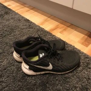  - Svarta klassiska nike-skor.