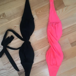  - Två lösa överdelar. Bandet till den svarta går att ta av och på. Det går att köpa en av dem, då kostar de 30kr, annars kostar båda 50kr. 