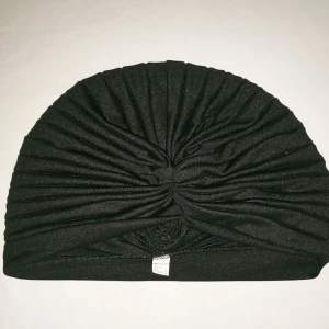  - Svart mössa/hatt i turbanmodell, något glansigt material.  Sparsamt använd.  50kr + 20kr frakt. Betalning via Swish. 