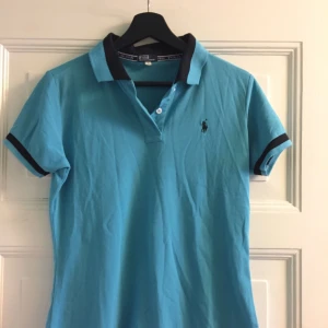  - Ralph Lauren piké. Strl L, men liten i storleken. Knappt använd. Frakt tillkommer, kan mötas upp i Lund/Landskrona/Asmundtorp. Pris kan diskuteras vid snabb affär