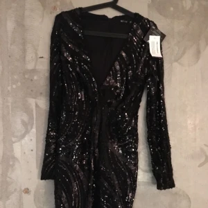  - Klänning från Nelly. Strl 36. Aldrig använd då jag köpte en för stor storlek. Originalpris: 539