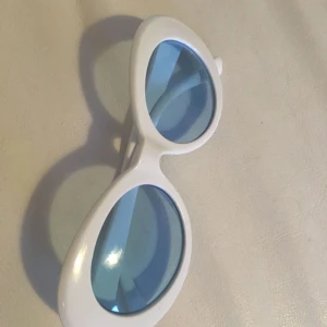  - Kurt Cobain inspirerade glasögon i vit ram med blått glas, frakt inkluderat i priset! Ni får helt nya glasögon alltså ej dom på bilden 