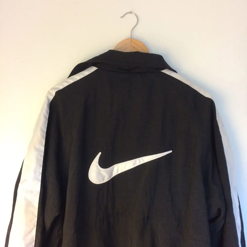 Min Nike-jacka behöver ett nytt hem då jag inte använder den så mycket längre!  Storlek L men passar som oversize för xs-m :)  Köparen betalar frakten (ca 36kr).  Jag tar swish! . Jackor.