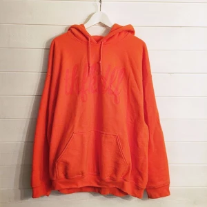  - Använd men i väldigt bra skick. Supersnygg orange hoodie från THFKDLF (the fucked life) med en diskret logga över bröstet. Kan skickas mot frakt