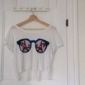  - Jättesöt croptop ifrån Monki, perfekt nu till sommaren❣️ Är lite skrynklig men det kan lätt fixas till med ett strykjärn. Priset är inkl frakt.  Läs min beskrivning eller skicka en fråga om det är något mer ni undrar över🌟