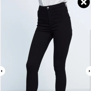  - Molly jeans high waist svarta stl xs. Pris 150