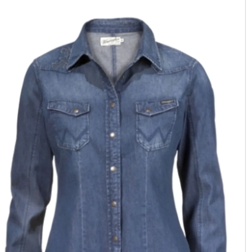 Wrangler Jeans blus frakten kostar 40kr. Blusar.