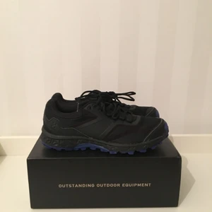  - Oanvända uteskor, passar även för träning.