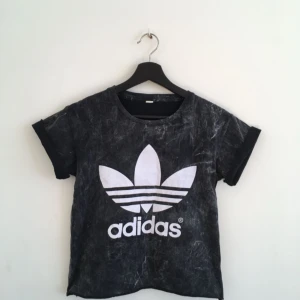 - skitsnygg adidas t-shirt i storlek s, mörkgrå stentvättad look. stor logga fram och liten logga i nacken.   kan mötas upp i sthlm eller skicka mot fraktkostnad. glöm inte att kolla in mina andra kläder till salu :-)) 🌟