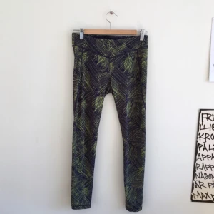  - säljer ett par coola träningstights från h&m, storlek s. knappt använda då de inte riktigt passar mig tyvärr.   kan mötas upp i sthlm eller skicka mot fraktkostnad. glöm inte att kolla in mina andra kläder till salu :-)) 🌟
