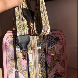 Aldrig använd väska från River Island, köpt i London. Läderimitation med detaljer i roséguld. Kommer med ett bredare axelband som går att fästa inuti väskan. Nypris låg på ca 500 kr.