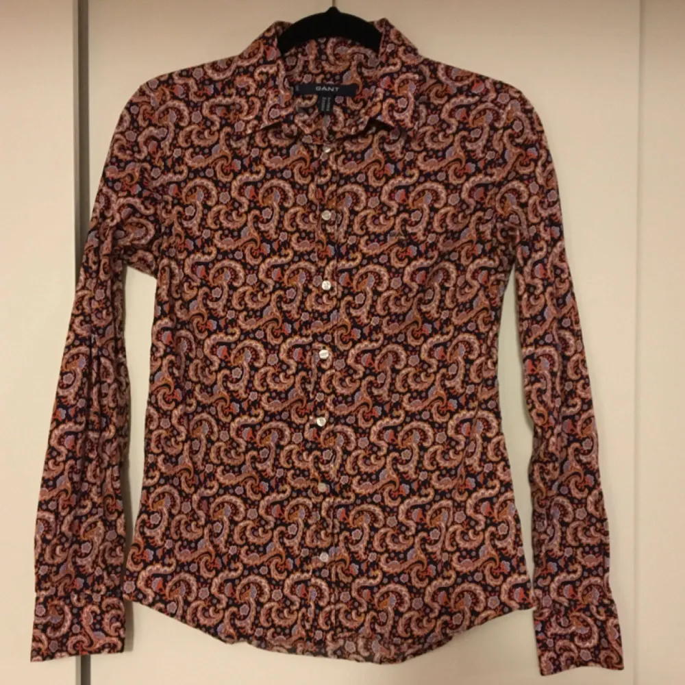 Superfin skjorta från Gant i storlek 38. Den har knappt blivit använd. Paisleymönstrad. Köparen står för frakten! 🌸. Skjortor.