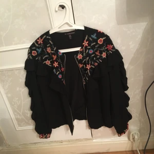  - En tunn "bomber" jacka från Zara som enbart använts en gång. Den har volanger på ärmarna och på ryggarna. Den är luftig och skön! Skulle vilja kalla den för festival jacka! 